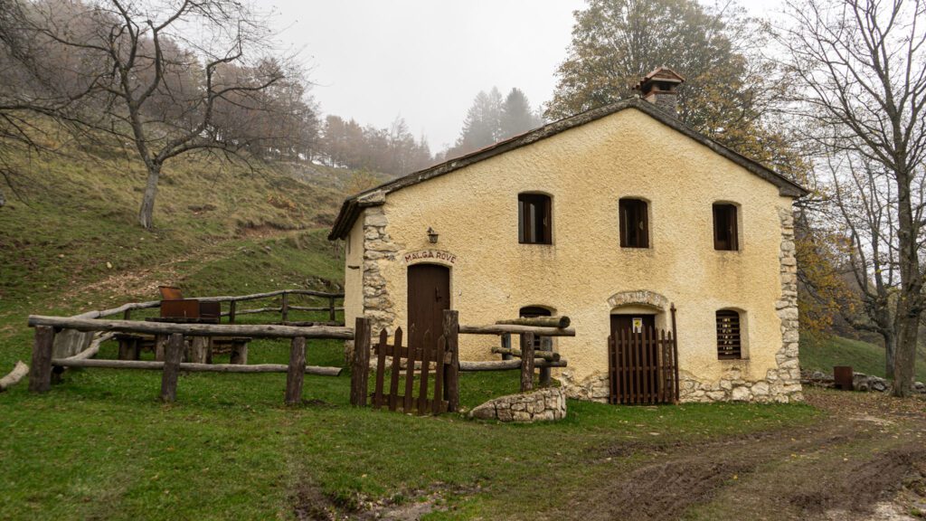 Malga on the Sentiero Grandi Alberi