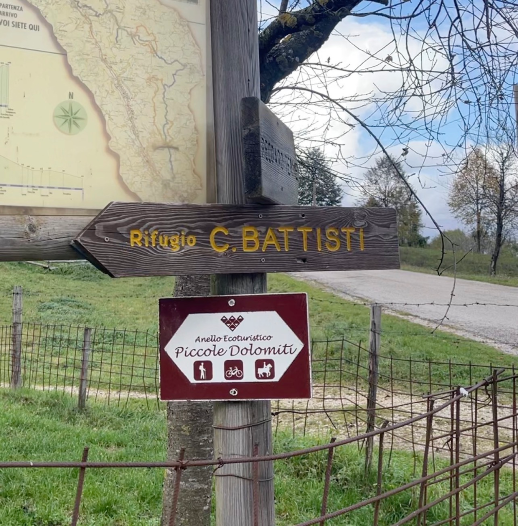 Trail sign for Rifugio Cesare Battisti along Sentiero Grandi Alberi in the Piccole Dolomiti