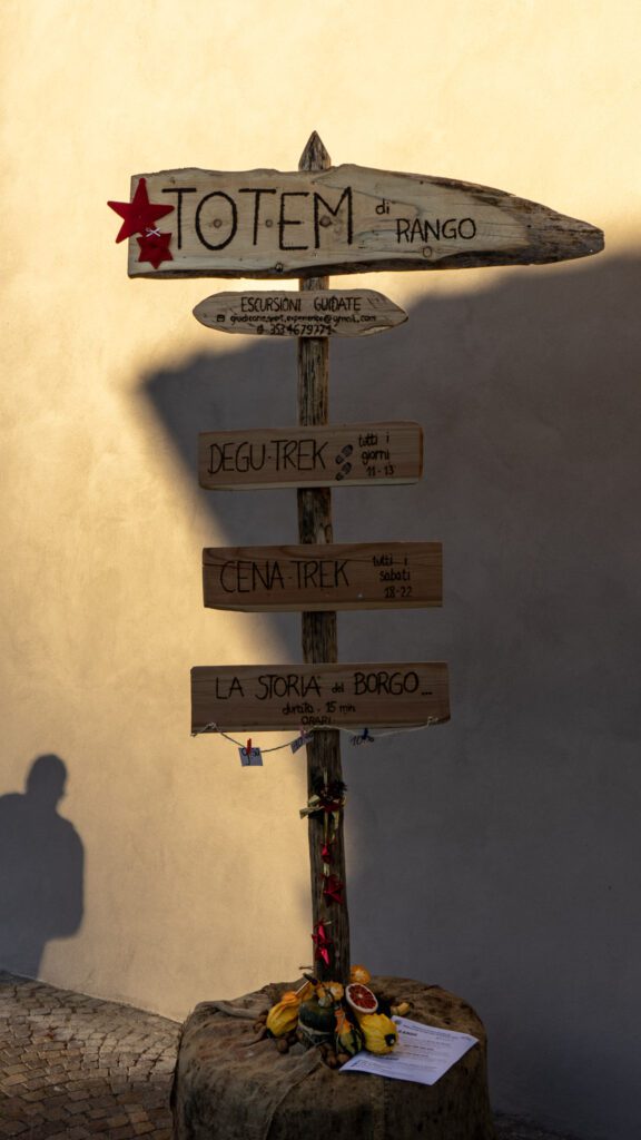 Totem pole showcasing places in Rango so that visitors know where to go at the Christmas Market