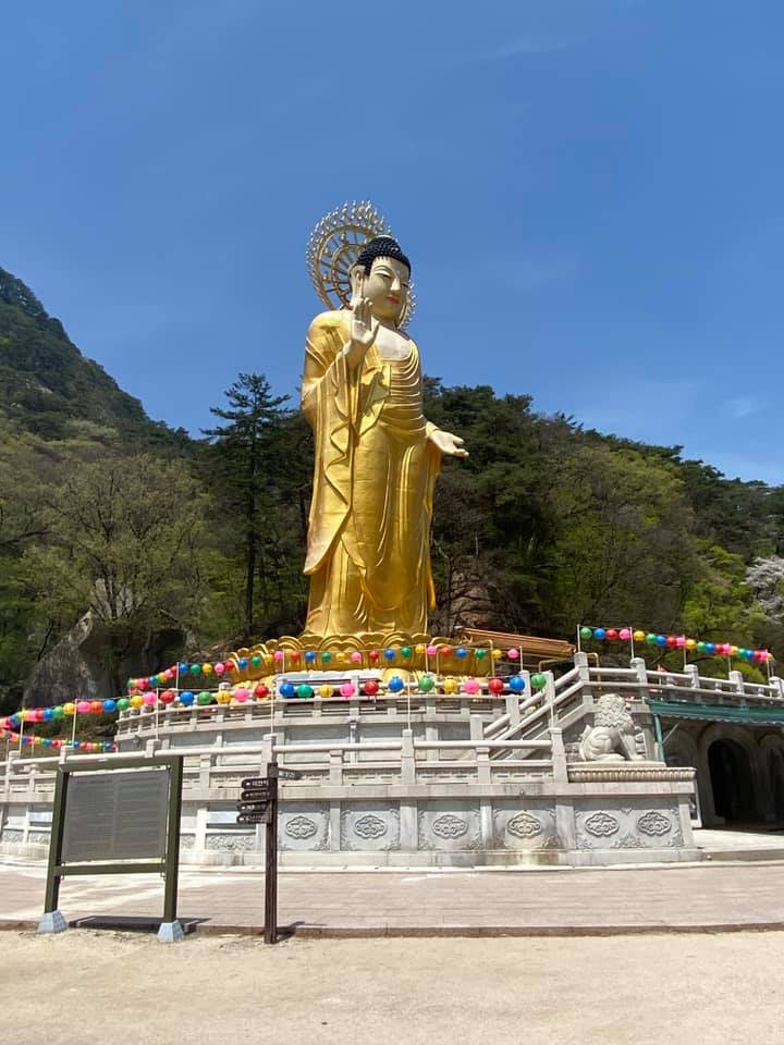 Beopjusa Golden Statue standing tall in Songnisan National Park.