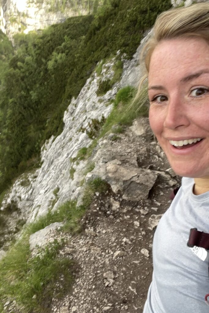 Woman standing on the ledge to Lago Di Sorapis