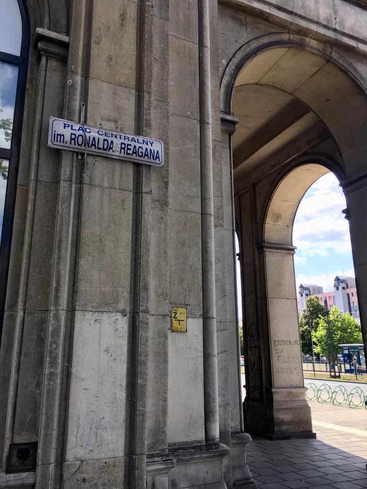 A sign showcasing Ronald Regan Street in Now Huta