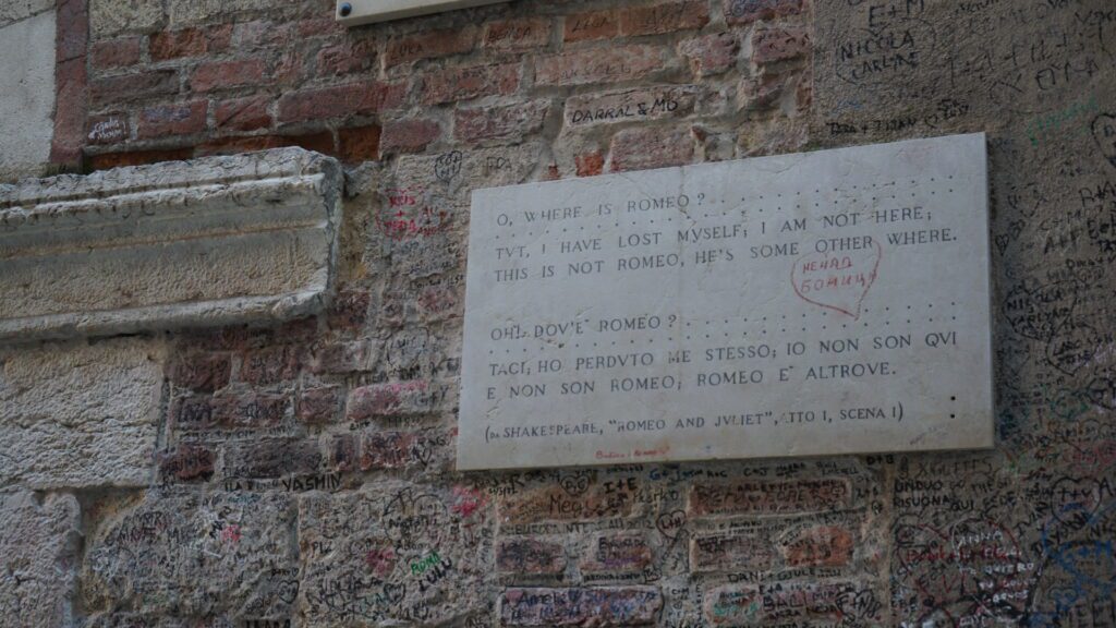 An inscription on a wall in Verona, Italy. The Inscription talks about Romeo and Juliet in Italian