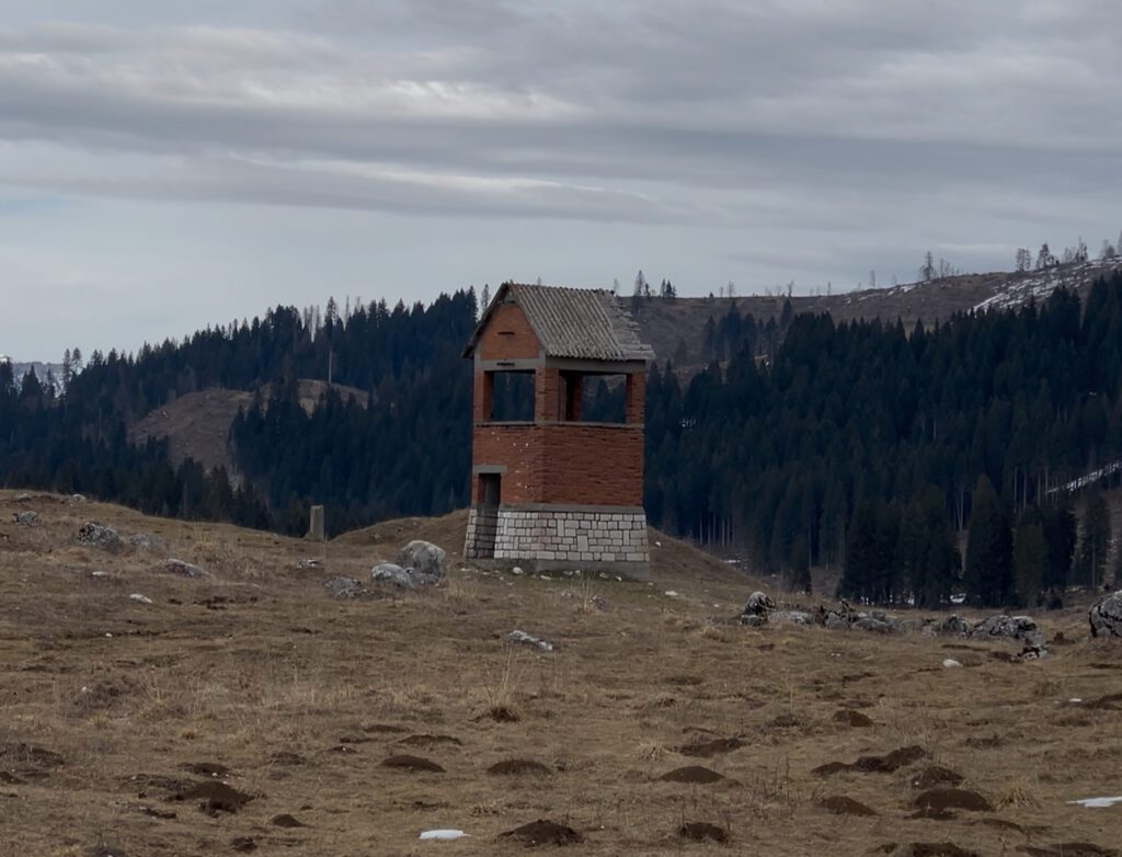 buildings on the path to Aquila Vaia
