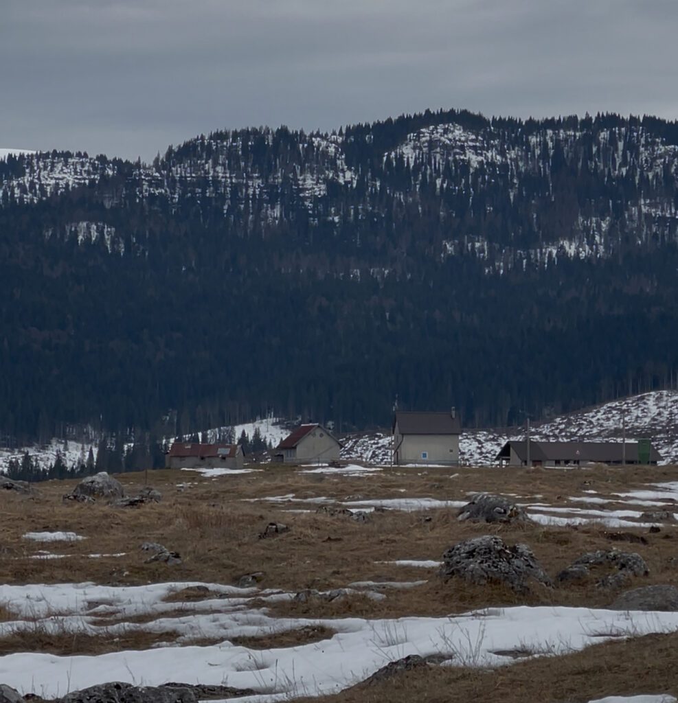 mountiain views and patches of snow on hikeing path