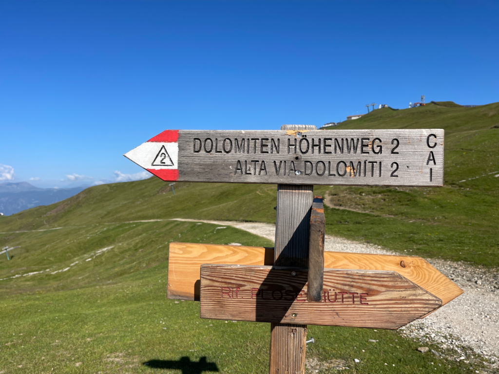 Waymarker on the Alta Via 2 pointing to the Dolomiten Hohenweg 2
