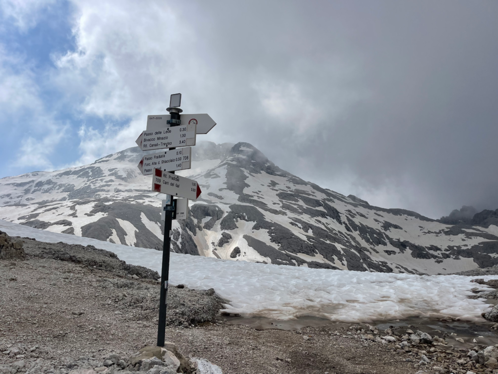 Trailmarkers on the CAI 702 to Rifugio Pradiddalli in the pale di san martino with the mountainous background