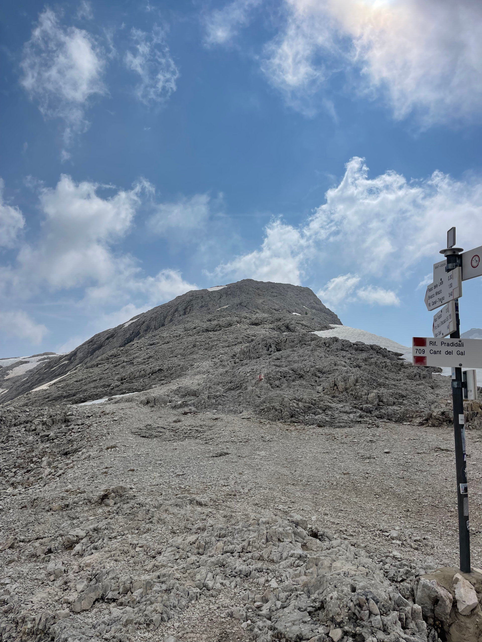 The starting point of the trail to Rifugio Pradidali with a waymarker showing where to go 