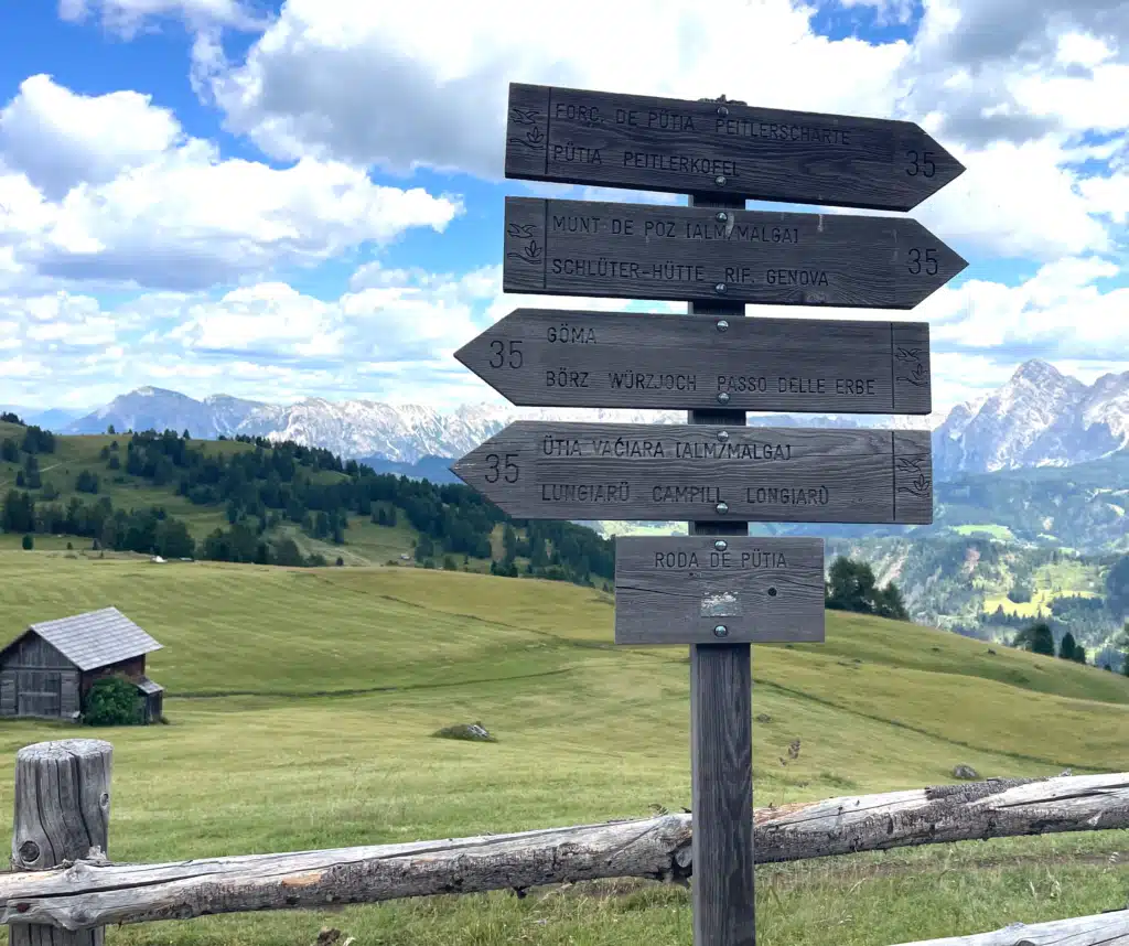 sass-de-putia-trail-signpost-roda-de-putia