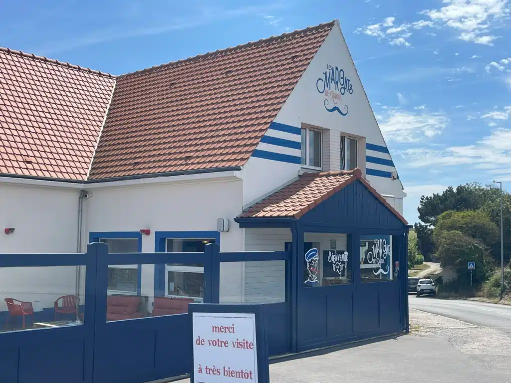 Les Margats de Raoul restaurant in Ambleteuse with blue and white nautical exterior and terrace seating